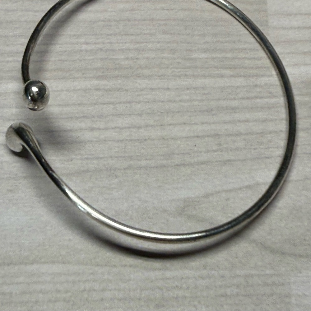 Tiffany & Co. 9.25 S. Silver teardrop Bangle Bracelet - Picture 5 of 6